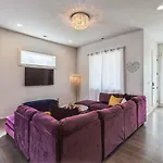Holiday home Pooltable-15 Mins To Uptown & Dt-king Bed! *