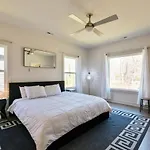 Pooltable-15 Mins To Uptown & Dt-king Bed! Holiday home Charlotte