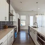 Pooltable-15 Mins To Uptown & Dt-king Bed! Holiday home