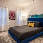 Pooltable-15 Mins To Uptown & Dt-king Bed! Holiday home