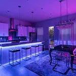 Pooltable-15 Mins To Uptown & Dt-king Bed! *