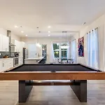 Pooltable-15 Mins To Uptown & Dt-king Bed! Holiday home Charlotte