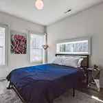 Pooltable-15 Mins To Uptown & Dt-king Bed!