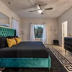 Pooltable-15 Mins To Uptown & Dt-king Bed! Holiday home