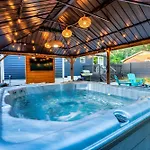 Uptown Oasis, Hot Tub, Swing Chairs, Fire Pit, Gazebo * Charlotte