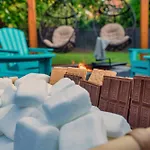 Uptown Oasis, Hot Tub, Swing Chairs, Fire Pit, Gazebo Holiday home *