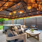 Holiday home Uptown Oasis, Hot Tub, Swing Chairs, Fire Pit, Gazebo *