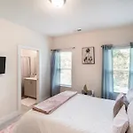 Stylish 3br In Clt, Close To Downtown, Airport, Wfh & Parking & Family Friendly & Business Ready Holiday home Charlotte