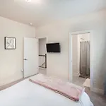 Stylish 3br In Clt, Close To Downtown, Airport, Wfh & Parking & Family Friendly & Business Ready * Charlotte