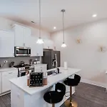 Stylish 3br In Clt, Close To Downtown, Airport, Wfh & Parking & Family Friendly & Business Ready Holiday home *