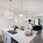 Stylish 3br In Clt, Close To Downtown, Airport, Wfh & Parking & Family Friendly & Business Ready *