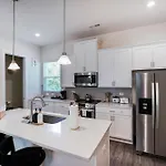 Stylish 3br In Clt, Close To Downtown, Airport, Wfh & Parking & Family Friendly & Business Ready Charlotte