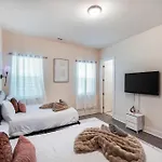 Stylish 3br In Clt, Close To Downtown, Airport, Wfh & Parking & Family Friendly & Business Ready Charlotte