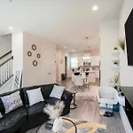 Stylish 3br In Clt, Close To Downtown, Airport, Wfh & Parking & Family Friendly & Business Ready *