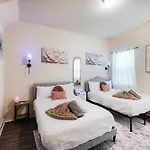Stylish 3br In Clt, Close To Downtown, Airport, Wfh & Parking & Family Friendly & Business Ready * Charlotte