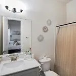 Stylish 3br In Clt, Close To Downtown, Airport, Wfh & Parking & Family Friendly & Business Ready