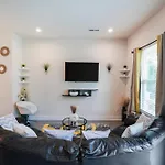 Holiday home Stylish 3br In Clt, Close To Downtown, Airport, Wfh & Parking & Family Friendly & Business Ready