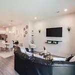 Stylish 3br In Clt, Close To Downtown, Airport, Wfh & Parking & Family Friendly & Business Ready Holiday home