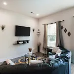 Stylish 3br In Clt, Close To Downtown, Airport, Wfh & Parking & Family Friendly & Business Ready *