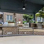 Chic Studio - 5 Min Dt, Gym, Parking, W-D - Sleeps 6