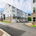 2 Mi To Uptown Charlotte: Townhome W/ Balconies!