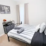 Modern Two Br Townhome, Workspace, Free Parking And Wi-Fi