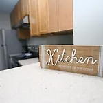 Modern Two Br Townhome, Workspace, Free Parking And Wi-Fi