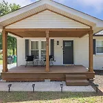 Luxe 3 Bedroom Sleeps 6, With Backyard Oasis