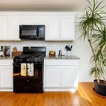 Trendy Bohemian Bungalow, Close To Uptown, Plaza & Noda *