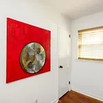 Trendy Bohemian Bungalow, Close To Uptown, Plaza & Noda Holiday home