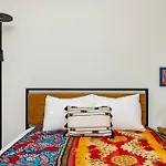 Trendy Bohemian Bungalow, Close To Uptown, Plaza & Noda