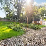 Trendy Bohemian Bungalow, Close To Uptown, Plaza & Noda Holiday home