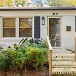 Trendy Bohemian Bungalow, Close To Uptown, Plaza & Noda Holiday home