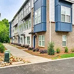 2 Mi To Dtwn Charlotte Unit With Rooftop Deck!