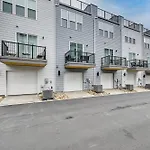 2 Mi To Uptown Charlotte Family Townhome!