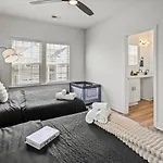 3Br Townhouse King Bed Backyard Airport