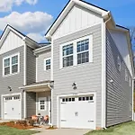 3Br Townhouse King Bed Backyard Airport