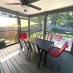Charming 3 Bdrm In - 1 Mile To Uptown Holiday home