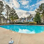 Chic Charlotte Townhome W/ Community Pool