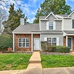 Chic Charlotte Townhome W/ Community Pool