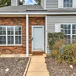 Chic Charlotte Townhome W/ Community Pool