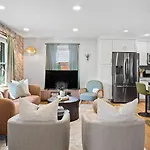 4bd Cozy Getaway | Eclectic, Central, Near Airport *