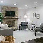 Cozy Home With Pool Plus Chefs Kitchen In Prime Area