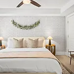 Holiday home 4bd Cozy Getaway | Eclectic, Central, Near Airport *