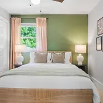 4bd Cozy Getaway | Eclectic, Central, Near Airport Holiday home