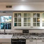 Cozy Home With Pool Plus Chefs Kitchen In Prime Area