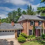 Cozy Home With Pool Plus Chefs Kitchen In Prime Area