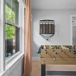 Holiday home 4bd Cozy Getaway | Eclectic, Central, Near Airport *