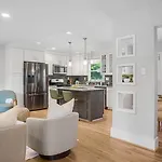 4bd Cozy Getaway | Eclectic, Central, Near Airport Holiday home