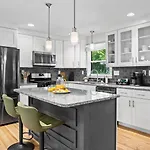4bd Cozy Getaway | Eclectic, Central, Near Airport * Charlotte